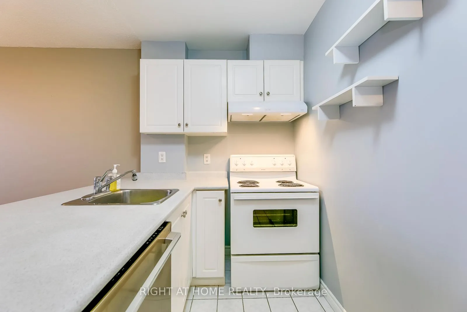 Photo 8 of Unit 805, 10 Dayspring Circle, Brampton, Goreway Drive Corridor — HOMEH
