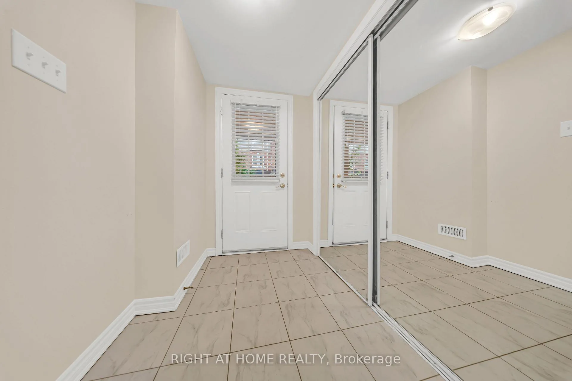 Photo 5 of Unit 84, 88 Decorso Drive, Guelph, Kortright East — HOMEH