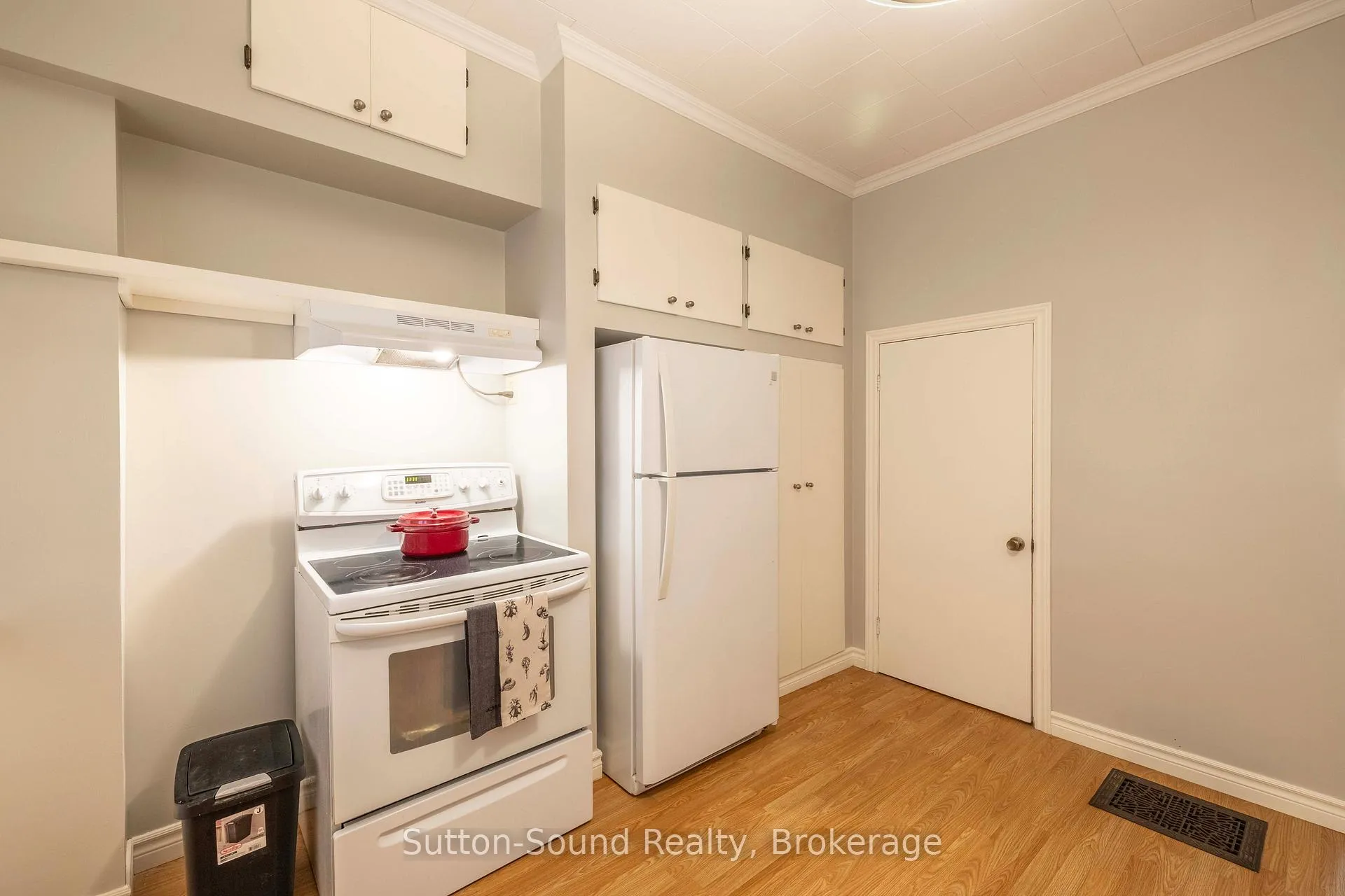 Photo 10 of 894 3rd Avenue W, Owen Sound — HOMEH