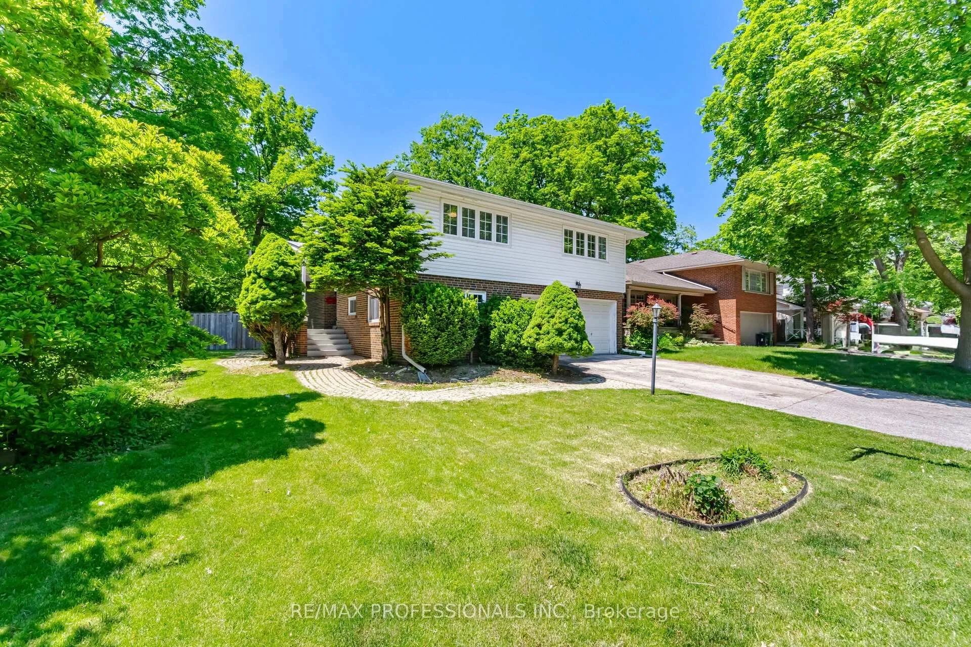 Photo 2 of 8 Markland Drive, Etobicoke, Markland Wood — HOMEH