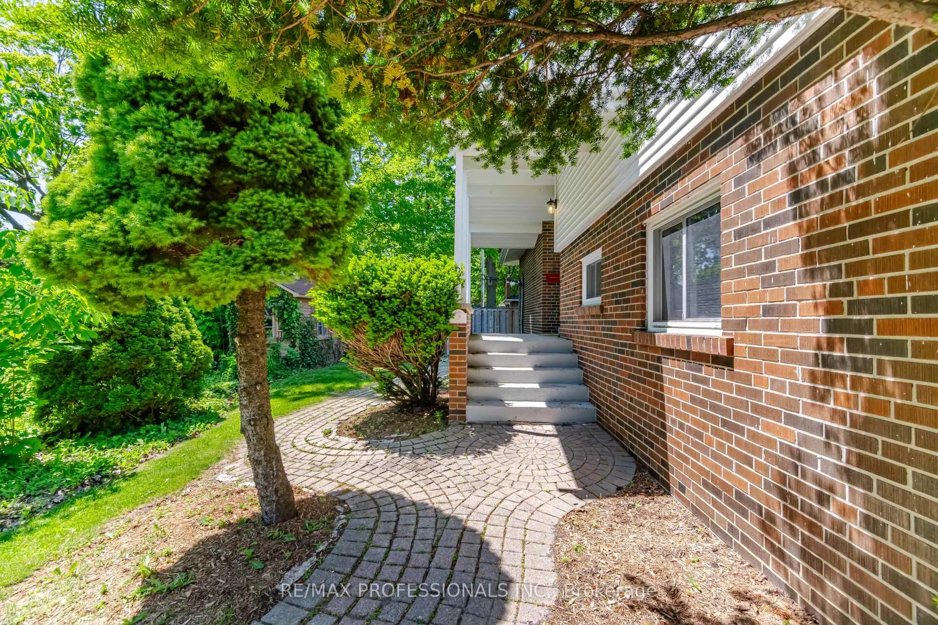 Photo 5 of 8 Markland Drive, Etobicoke, Markland Wood — HOMEH