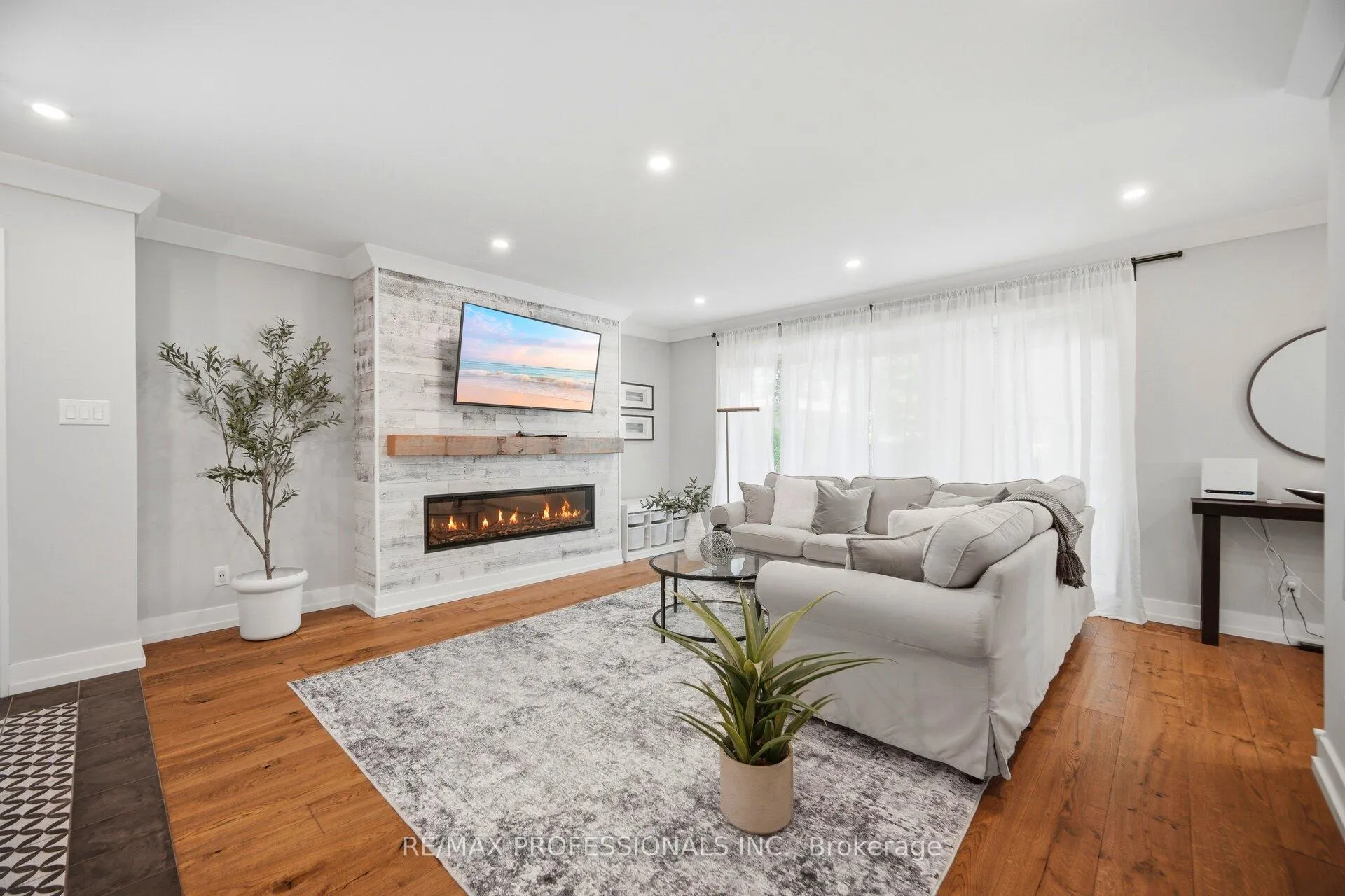 Photo 9 of 8 Markland Drive, Etobicoke, Markland Wood — HOMEH
