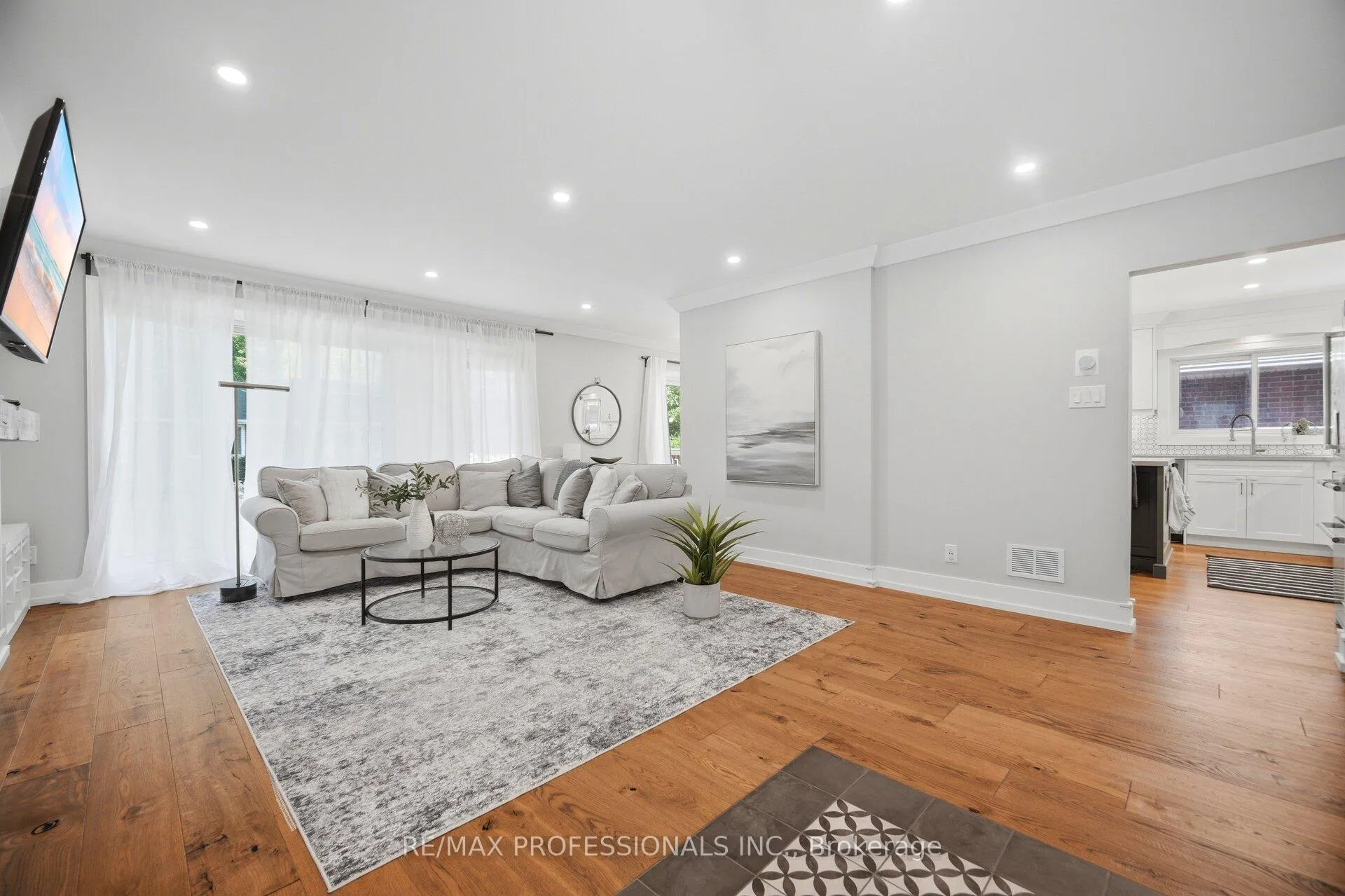 Photo 10 of 8 Markland Drive, Etobicoke, Markland Wood — HOMEH