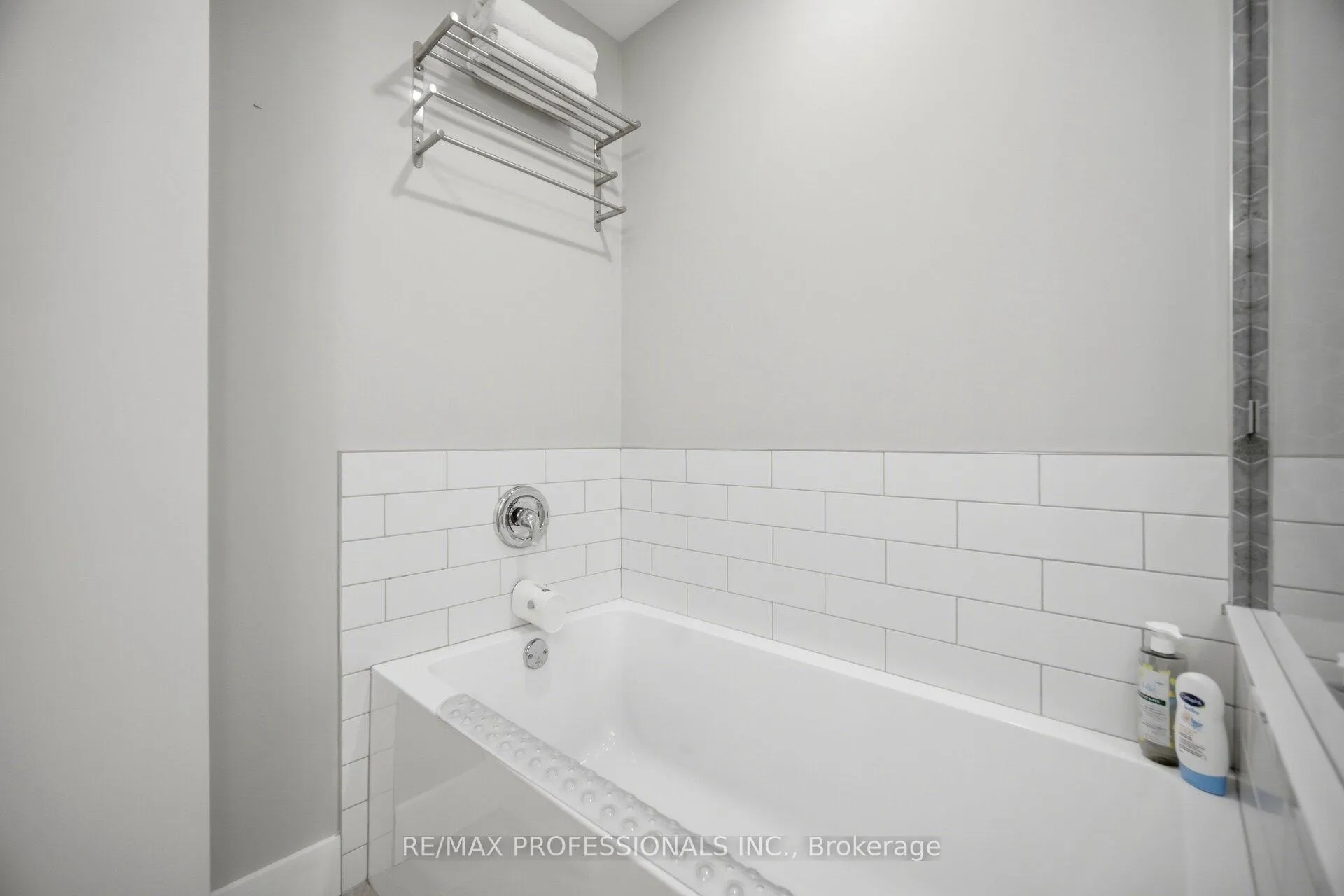 Photo 29 of 8 Markland Drive, Etobicoke, Markland Wood — HOMEH