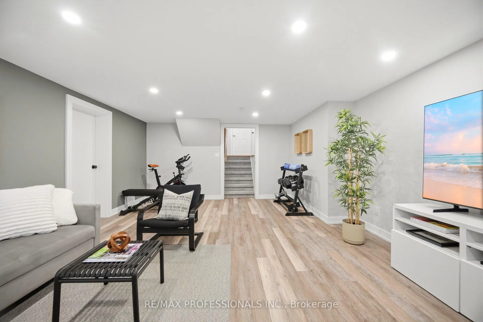 Photo 35 of 8 Markland Drive, Etobicoke, Markland Wood — HOMEH