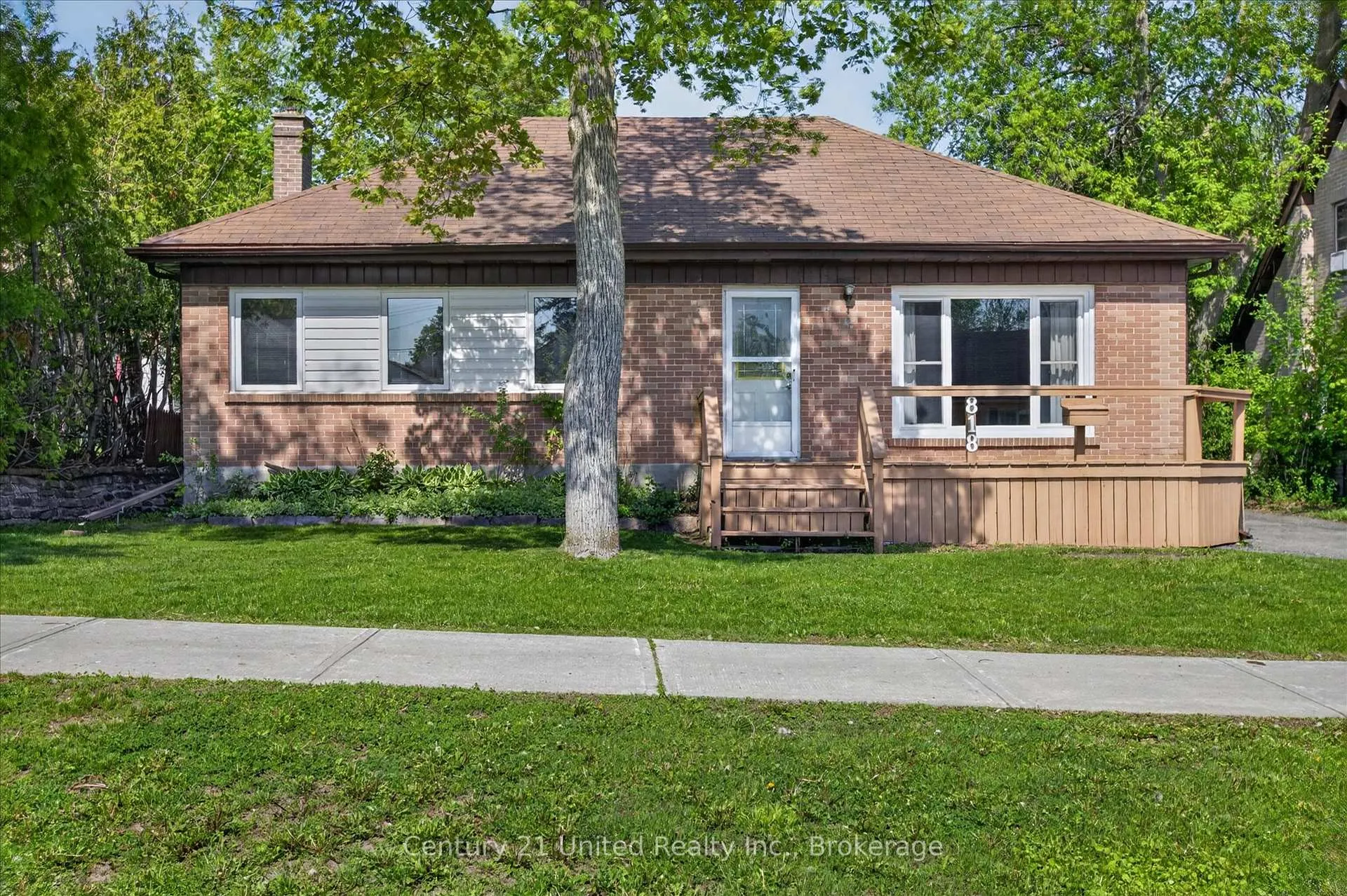 Photo 3 of 818 Rishor Crescent, Peterborough, Northcrest Ward 5 — HOMEH
