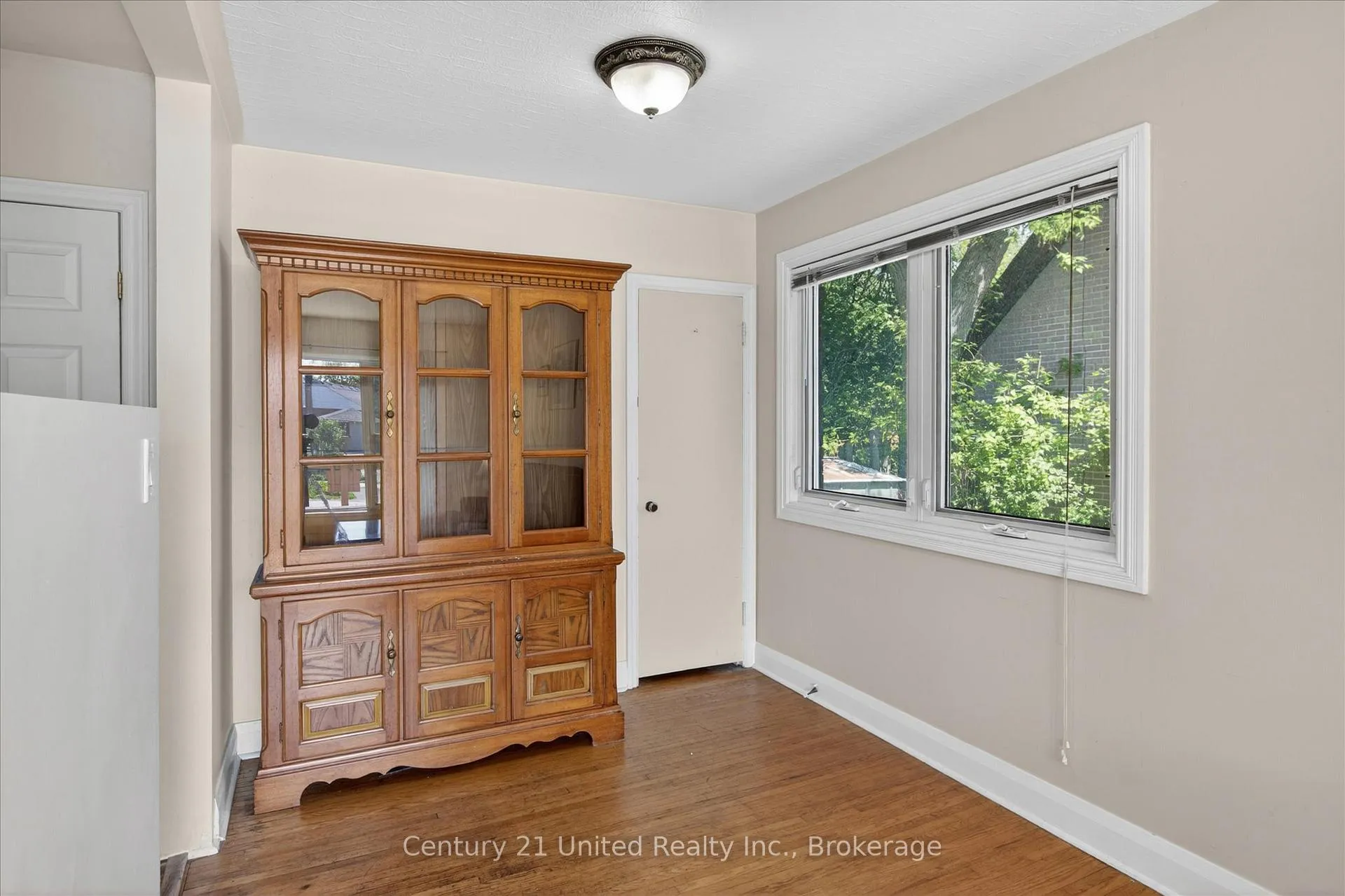 Photo 12 of 818 Rishor Crescent, Peterborough, Northcrest Ward 5 — HOMEH