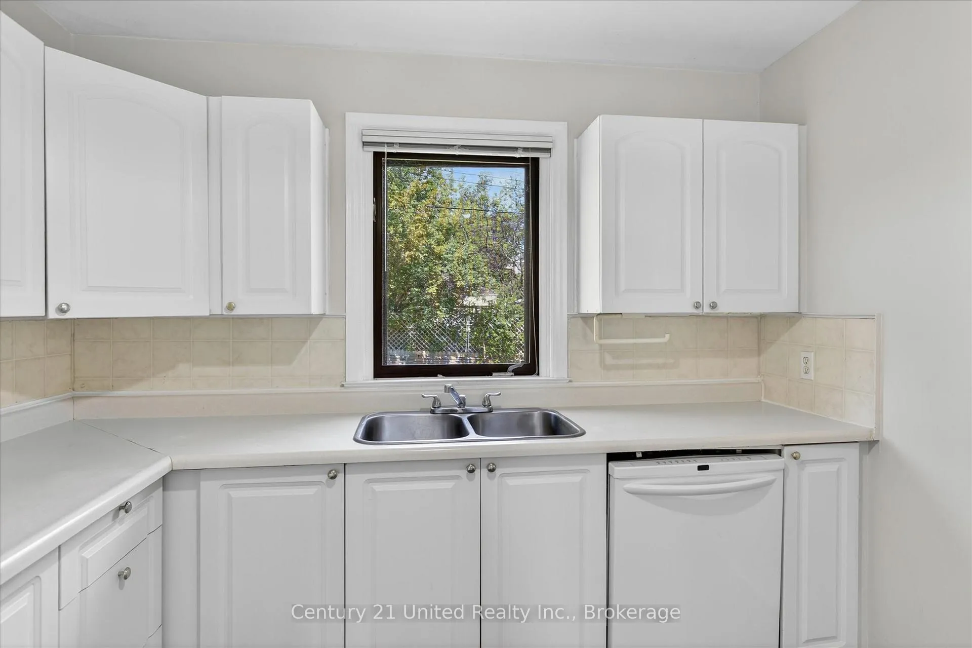 Photo 16 of 818 Rishor Crescent, Peterborough, Northcrest Ward 5 — HOMEH