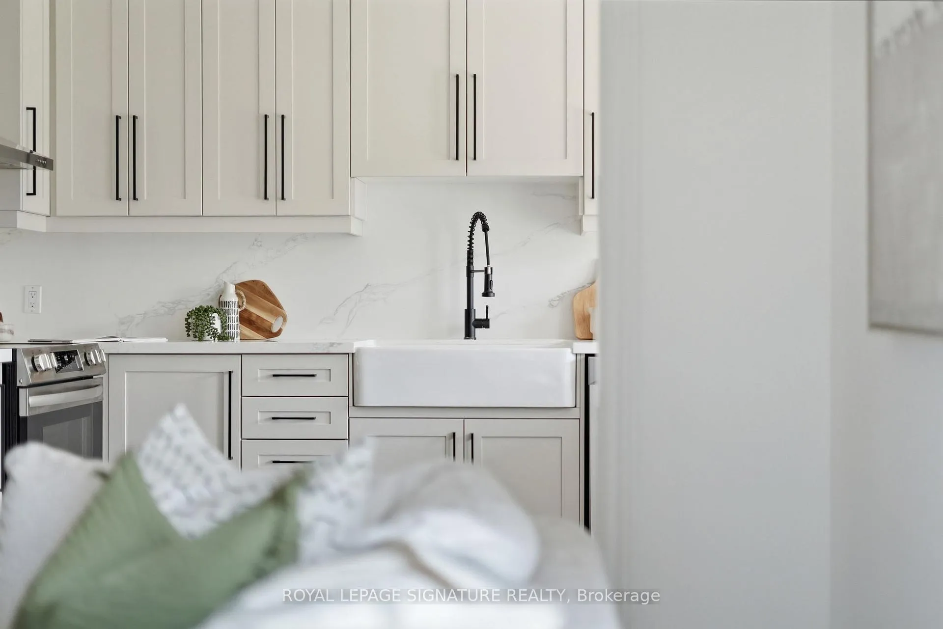 Photo 15 of 45 Oban Avenue, Vaughan, Maple — HOMEH