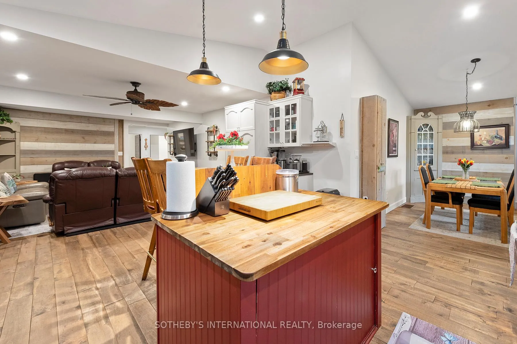 Photo 26 of 21 Alice Street, Smiths Falls — HOMEH