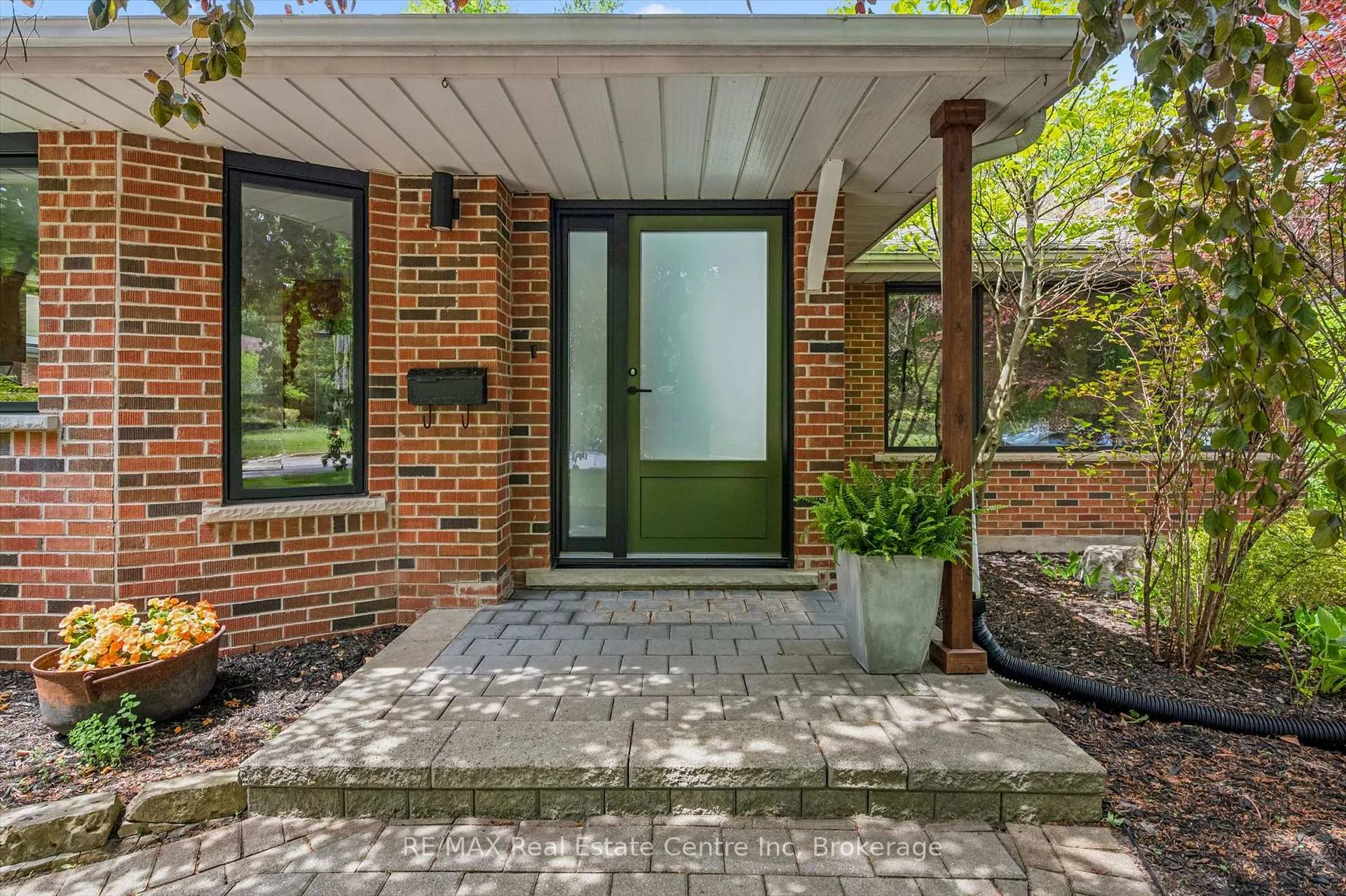 Photo 3 of 11 Floral Drive, Guelph, Dovercliffe Park/Old University — HOMEH