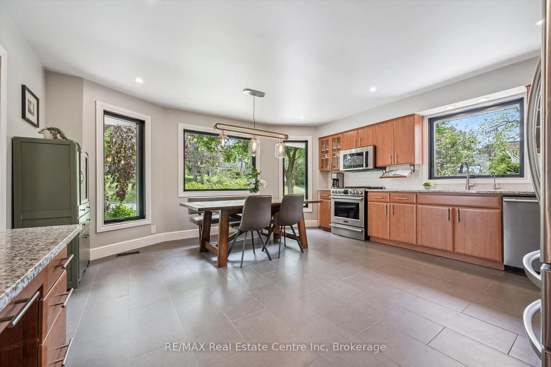 Photo 9 of 11 Floral Drive, Guelph, Dovercliffe Park/Old University — HOMEH