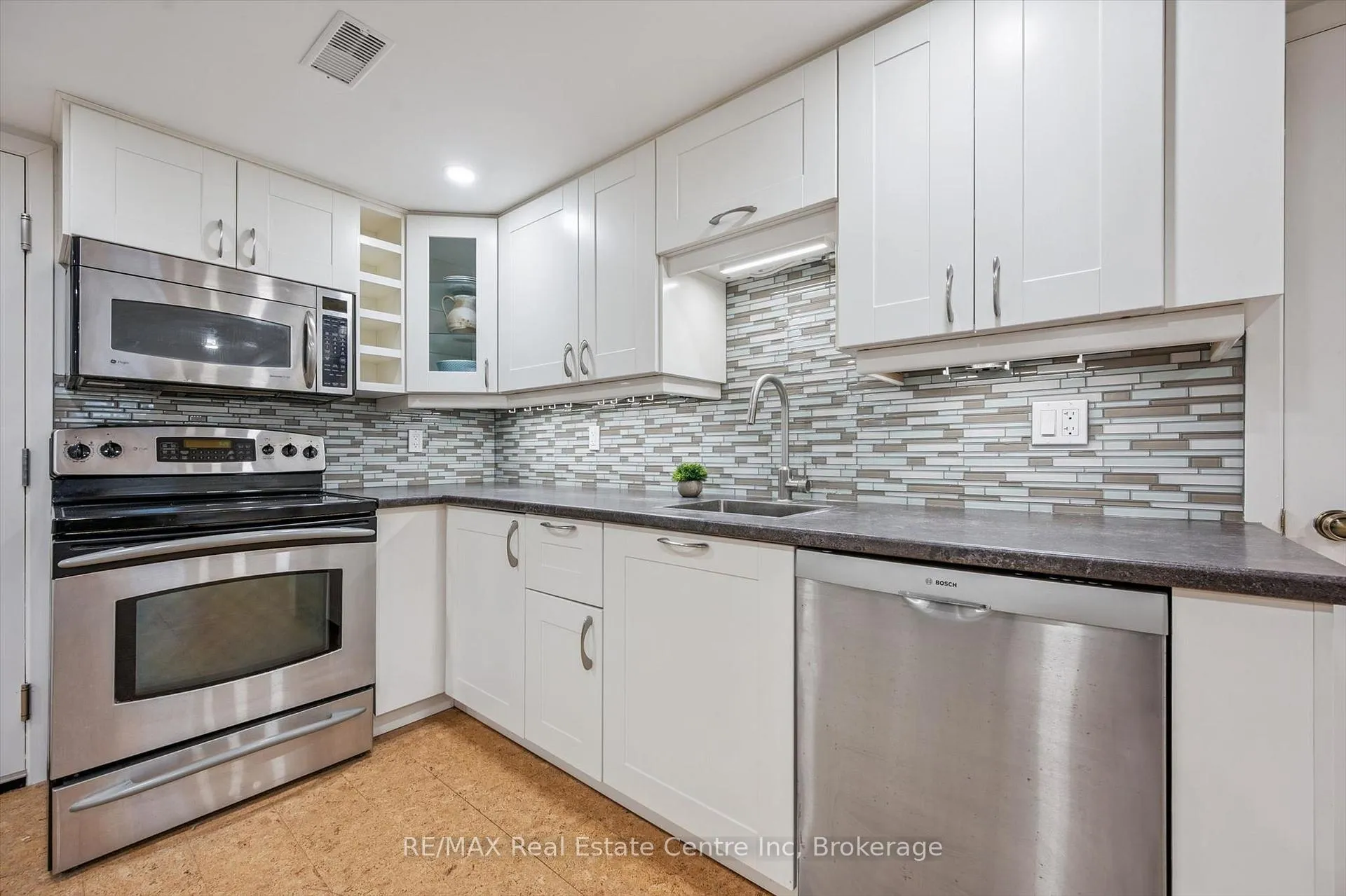 Photo 23 of 11 Floral Drive, Guelph, Dovercliffe Park/Old University — HOMEH