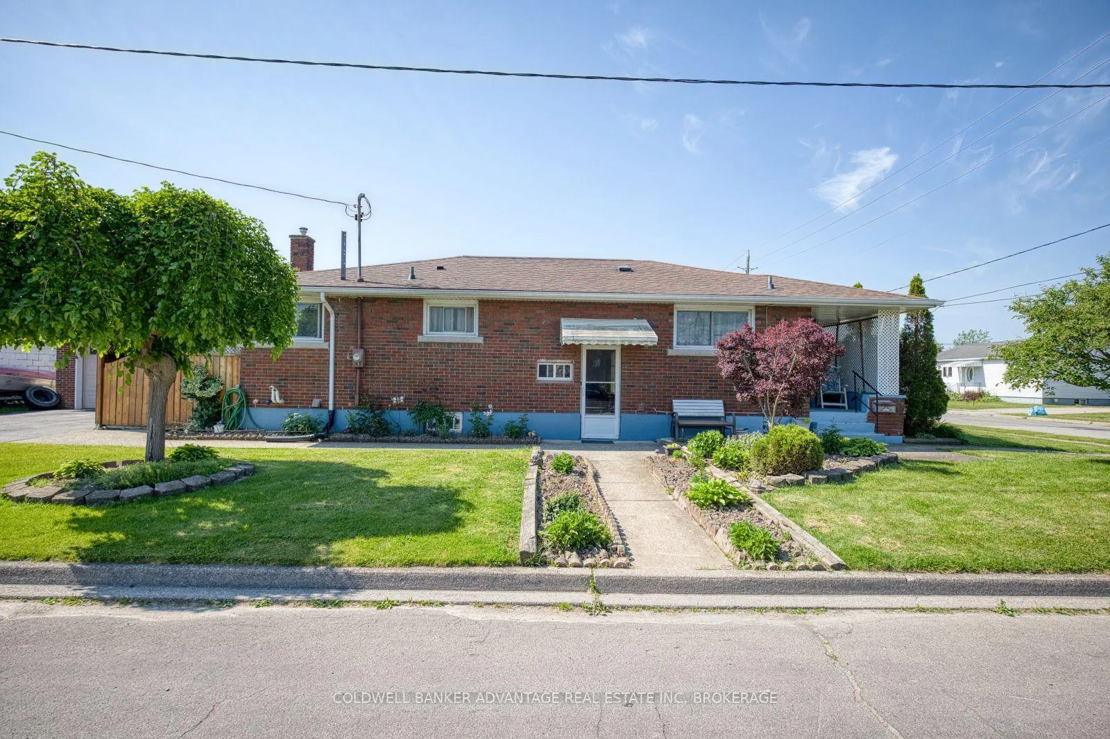 Photo 2 of 813 Harriet Street, Welland, Lincoln/Crowland — HOMEH
