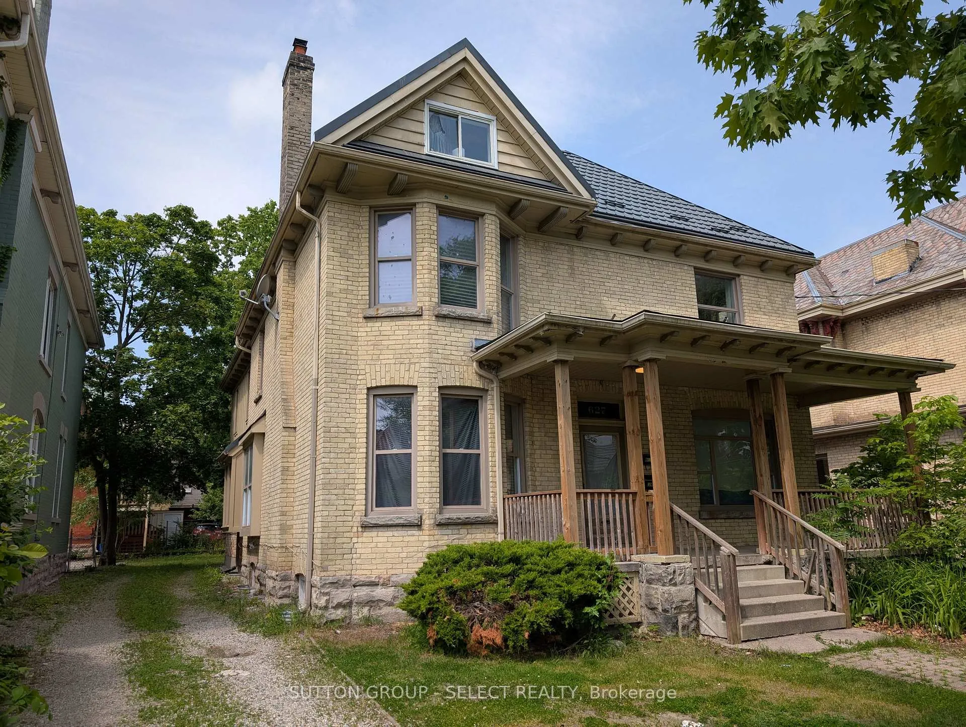 Front of 627 Wellington Street