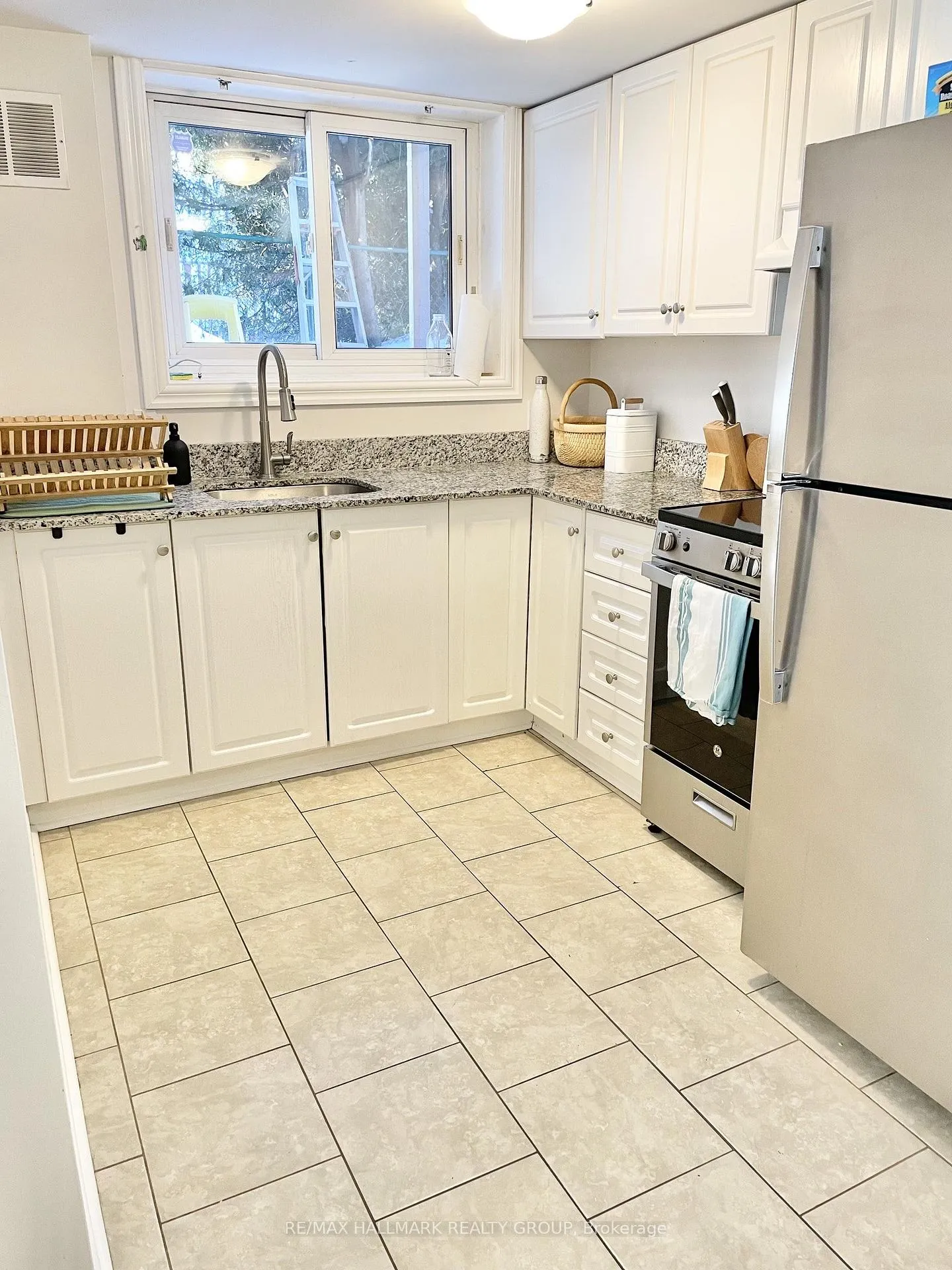 Photo 5 of Unit 3, 847 Ivanhoe Avenue, Ottawa, Queensway Terrace North — HOMEH