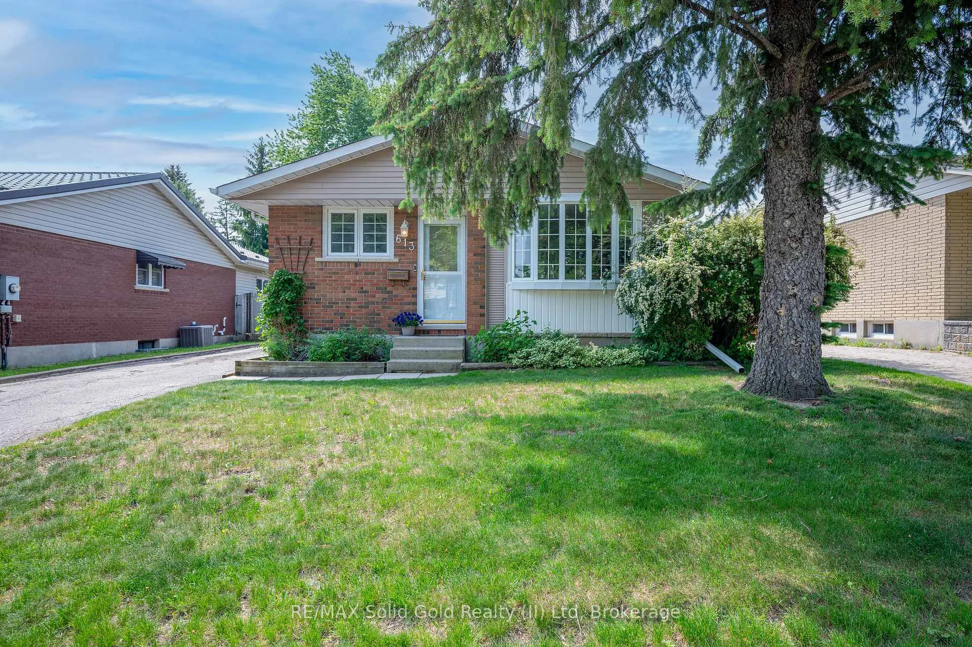 Photo 2 of 613 Dogwood Lane, Waterloo — HOMEH