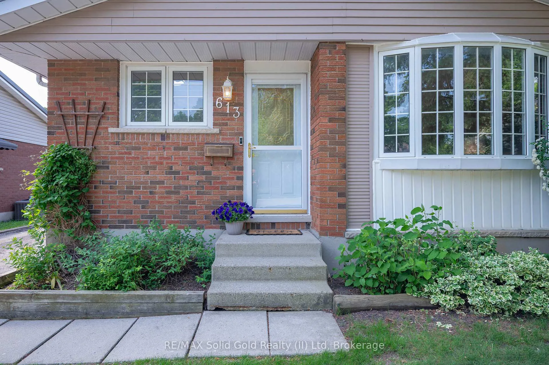 Photo 5 of 613 Dogwood Lane, Waterloo — HOMEH