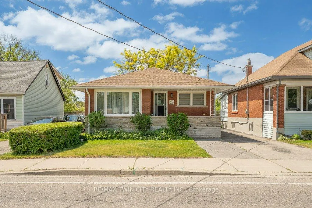 Photo 3 of 995 Weber Street E, Kitchener — HOMEH