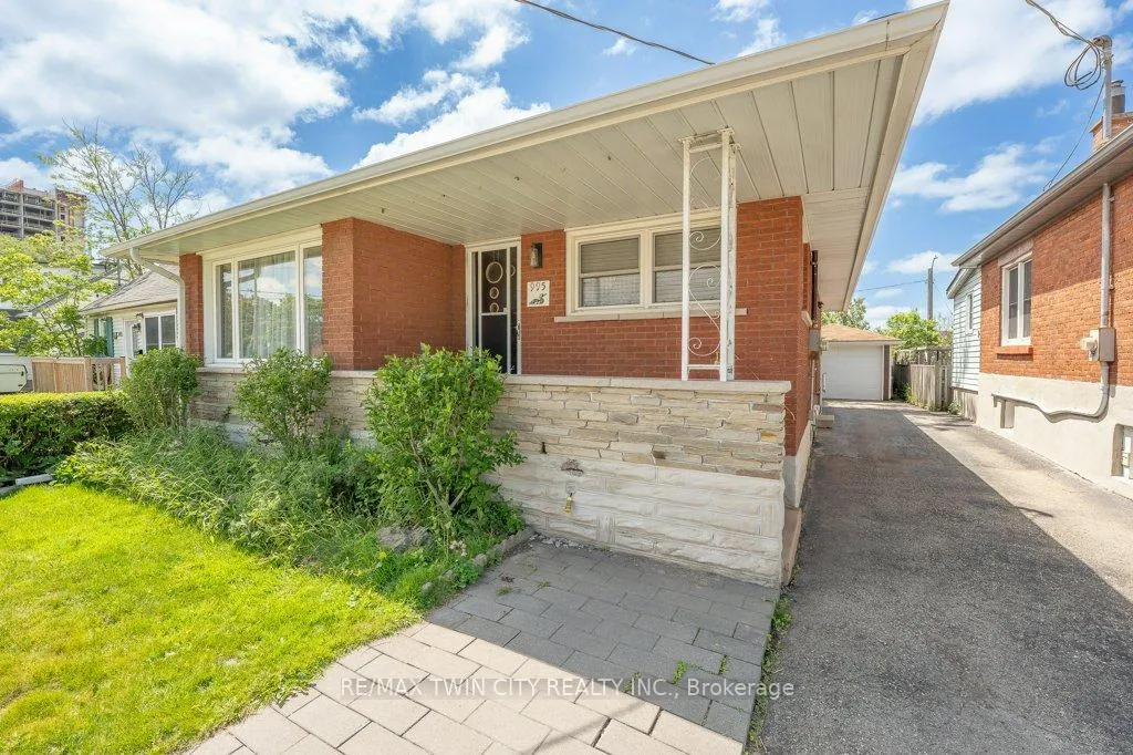 Photo 4 of 995 Weber Street E, Kitchener — HOMEH