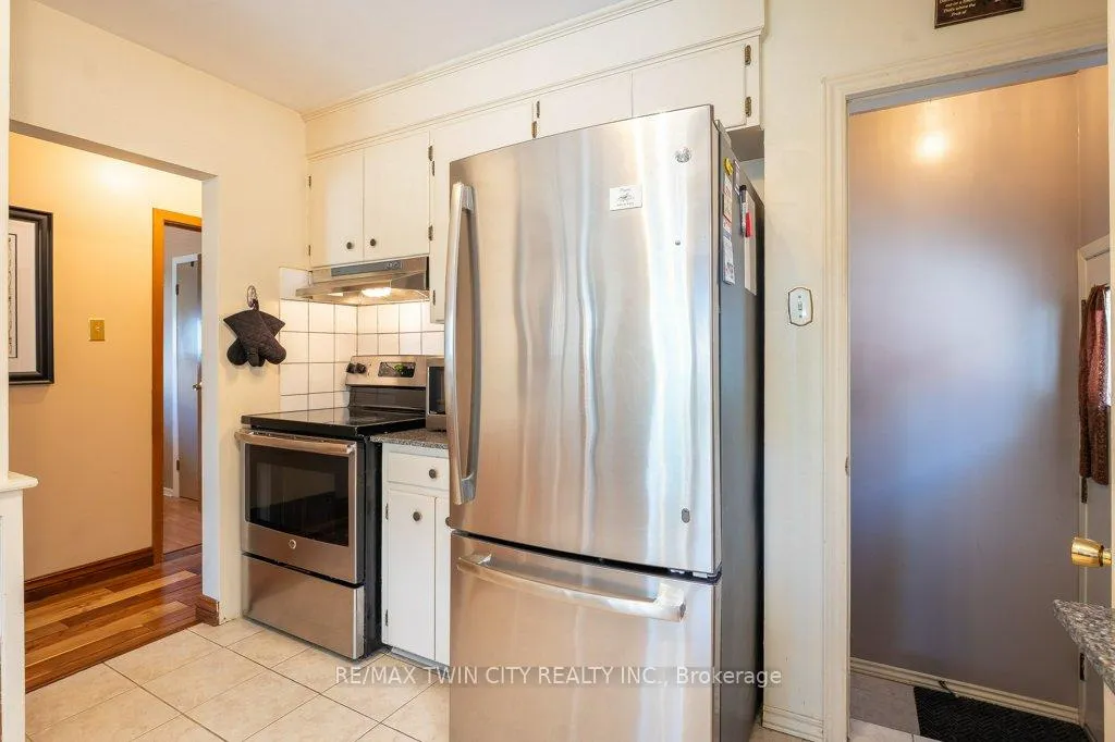 Photo 8 of 995 Weber Street E, Kitchener — HOMEH