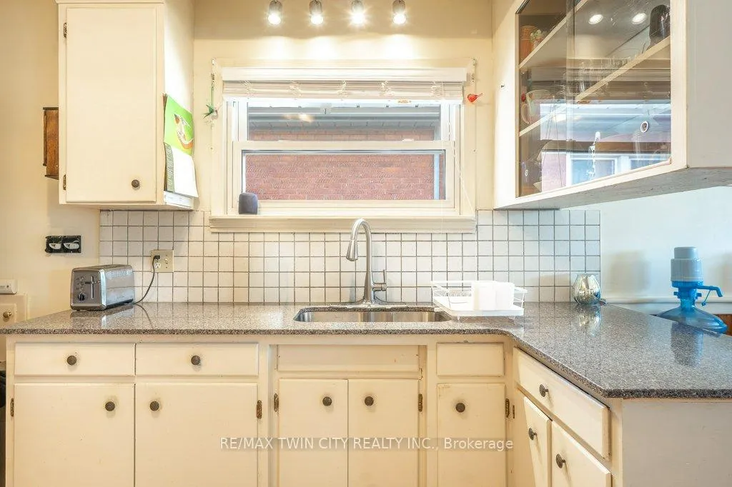 Photo 10 of 995 Weber Street E, Kitchener — HOMEH