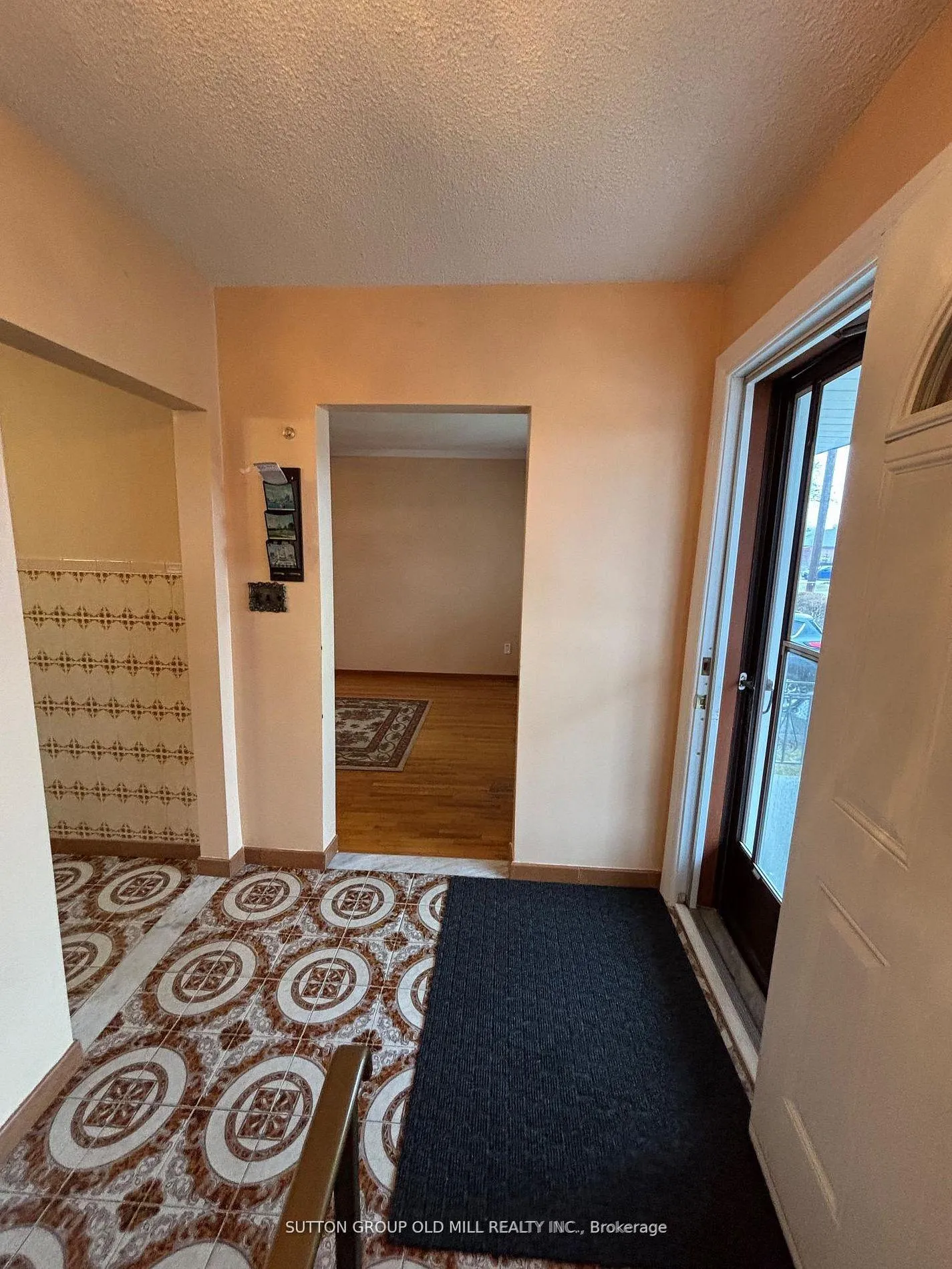 Photo 5 of 14 Ashmore Avenue, Etobicoke, Stonegate-Queensway — HOMEH