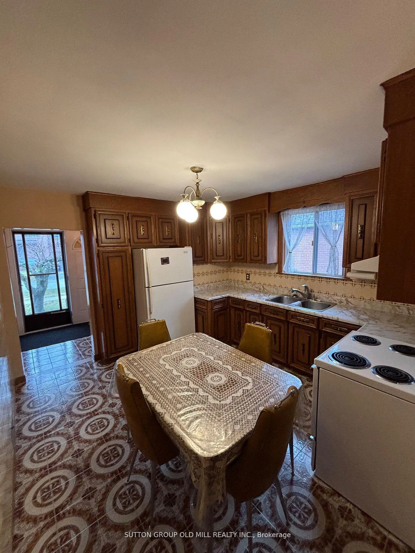 Photo 8 of 14 Ashmore Avenue, Etobicoke, Stonegate-Queensway — HOMEH