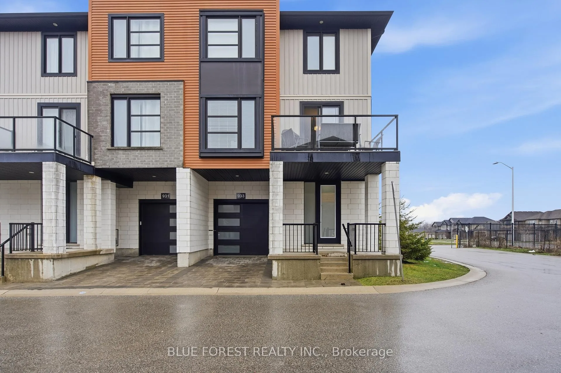 Front of 933 Sarnia Road