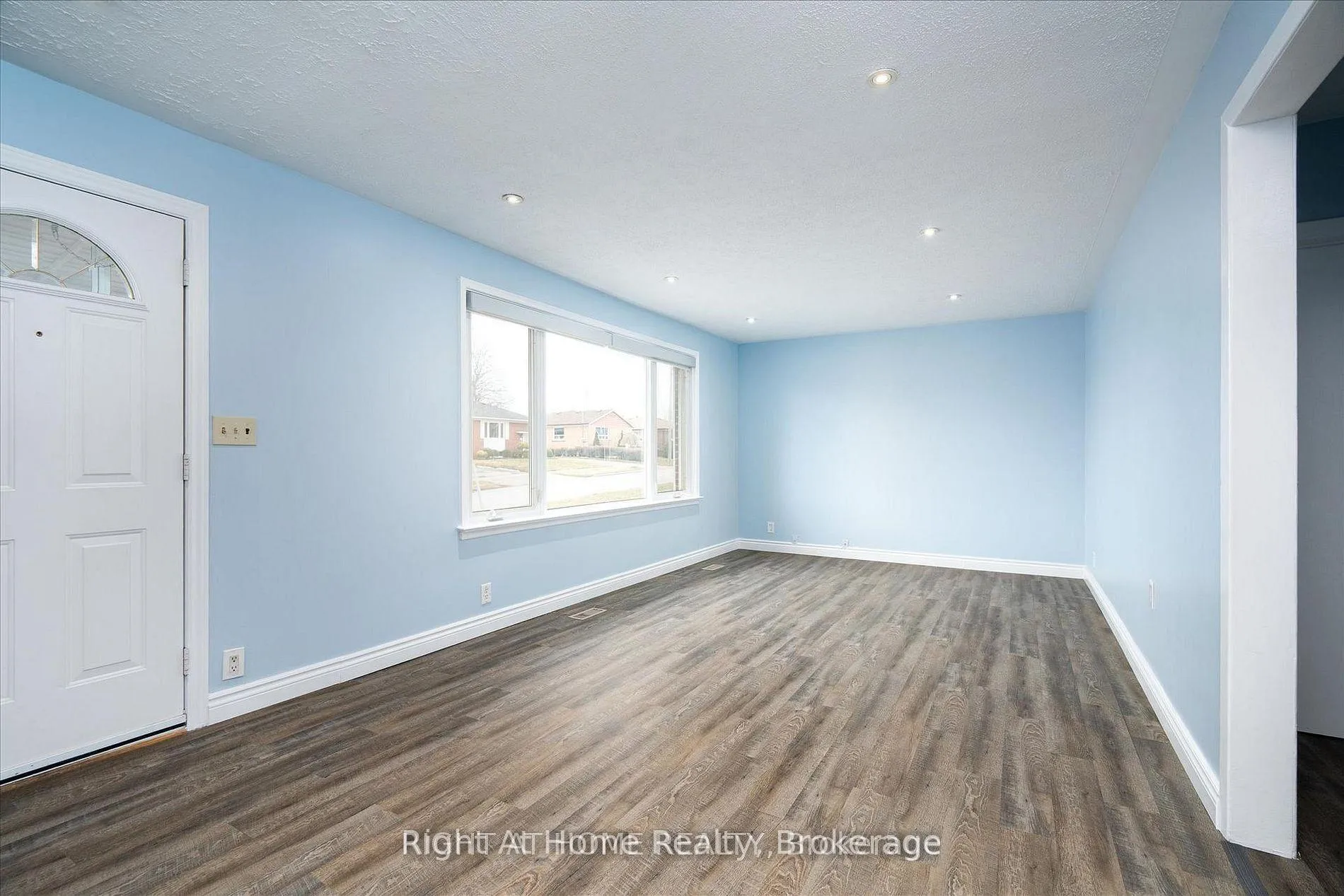 Photo 4 of 322 Jasper Avenue, Oshawa, Lakeview — HOMEH
