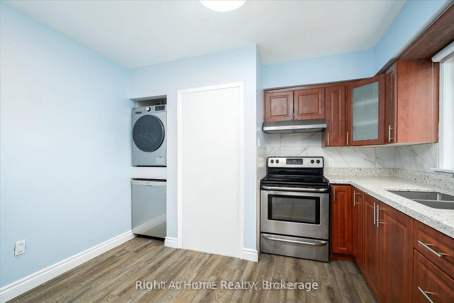 Photo 8 of 322 Jasper Avenue, Oshawa, Lakeview — HOMEH