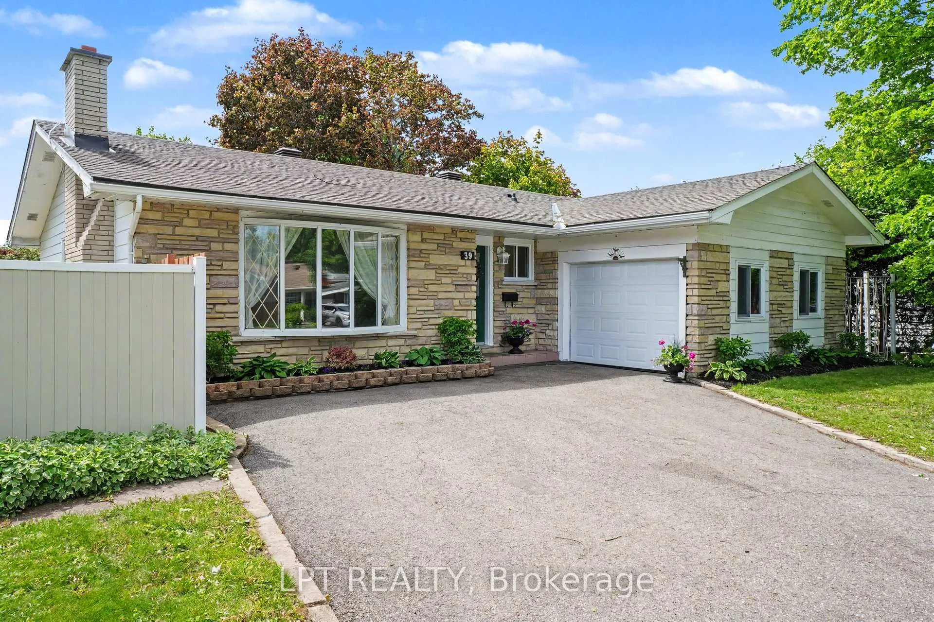 Photo 2 of 39 Hadley Circle, Ottawa, Bells Corners — HOMEH