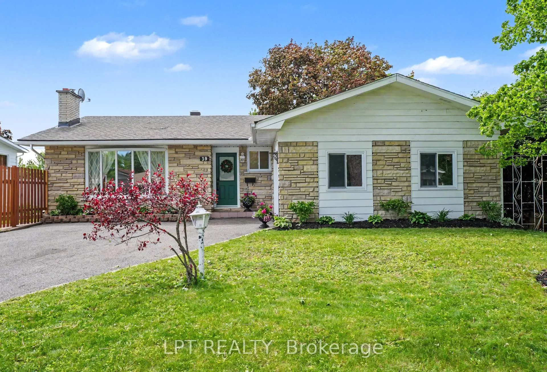 Photo 3 of 39 Hadley Circle, Ottawa, Bells Corners — HOMEH