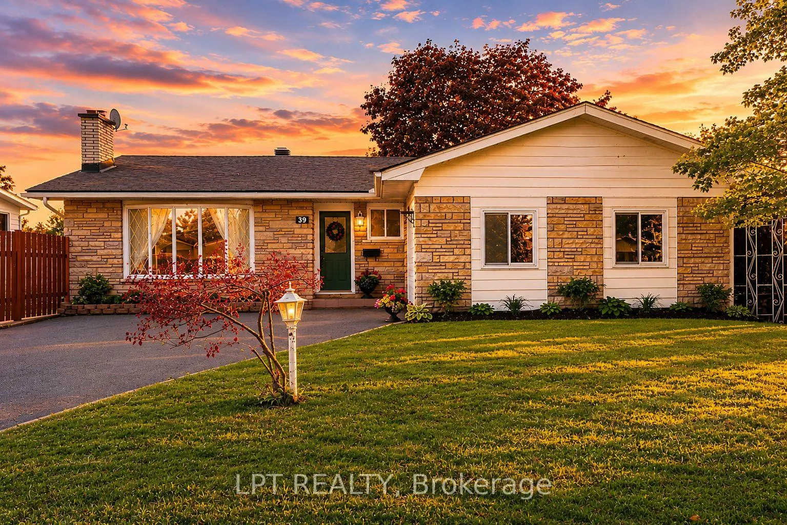 Photo 4 of 39 Hadley Circle, Ottawa, Bells Corners — HOMEH