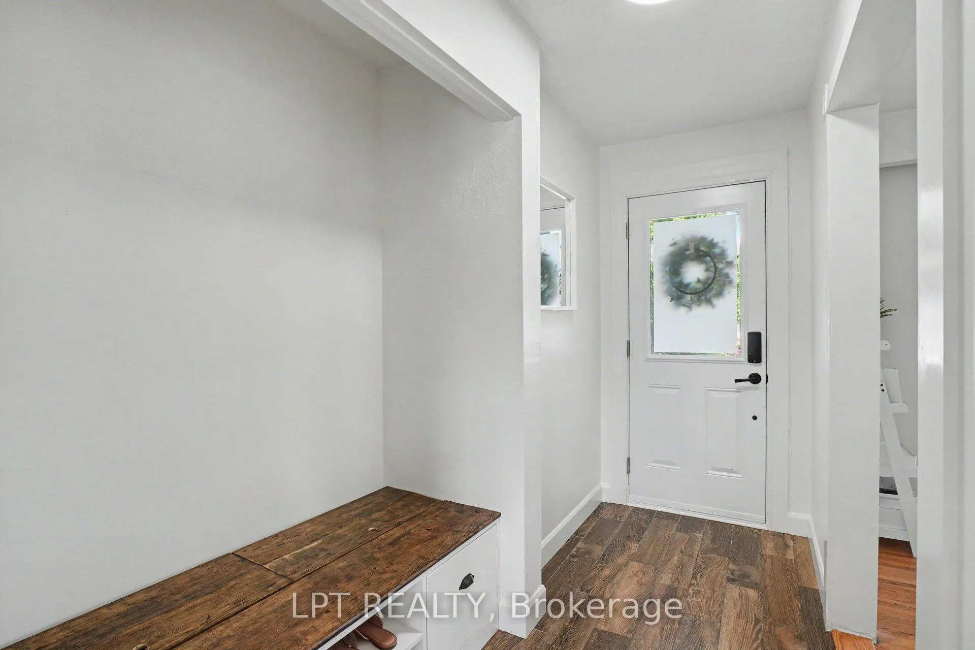 Photo 5 of 39 Hadley Circle, Ottawa, Bells Corners — HOMEH