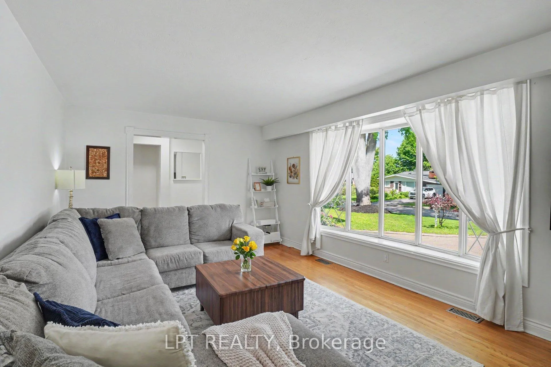 Photo 6 of 39 Hadley Circle, Ottawa, Bells Corners — HOMEH