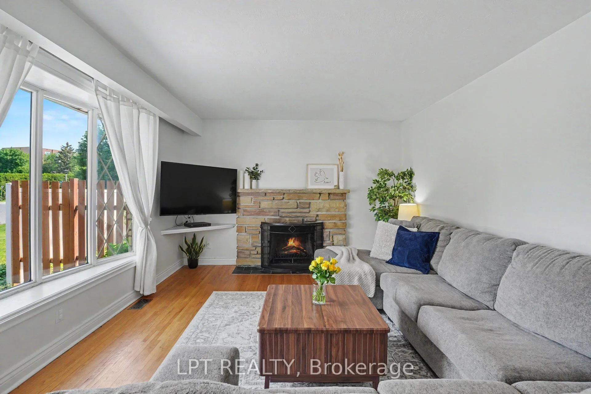 Photo 8 of 39 Hadley Circle, Ottawa, Bells Corners — HOMEH