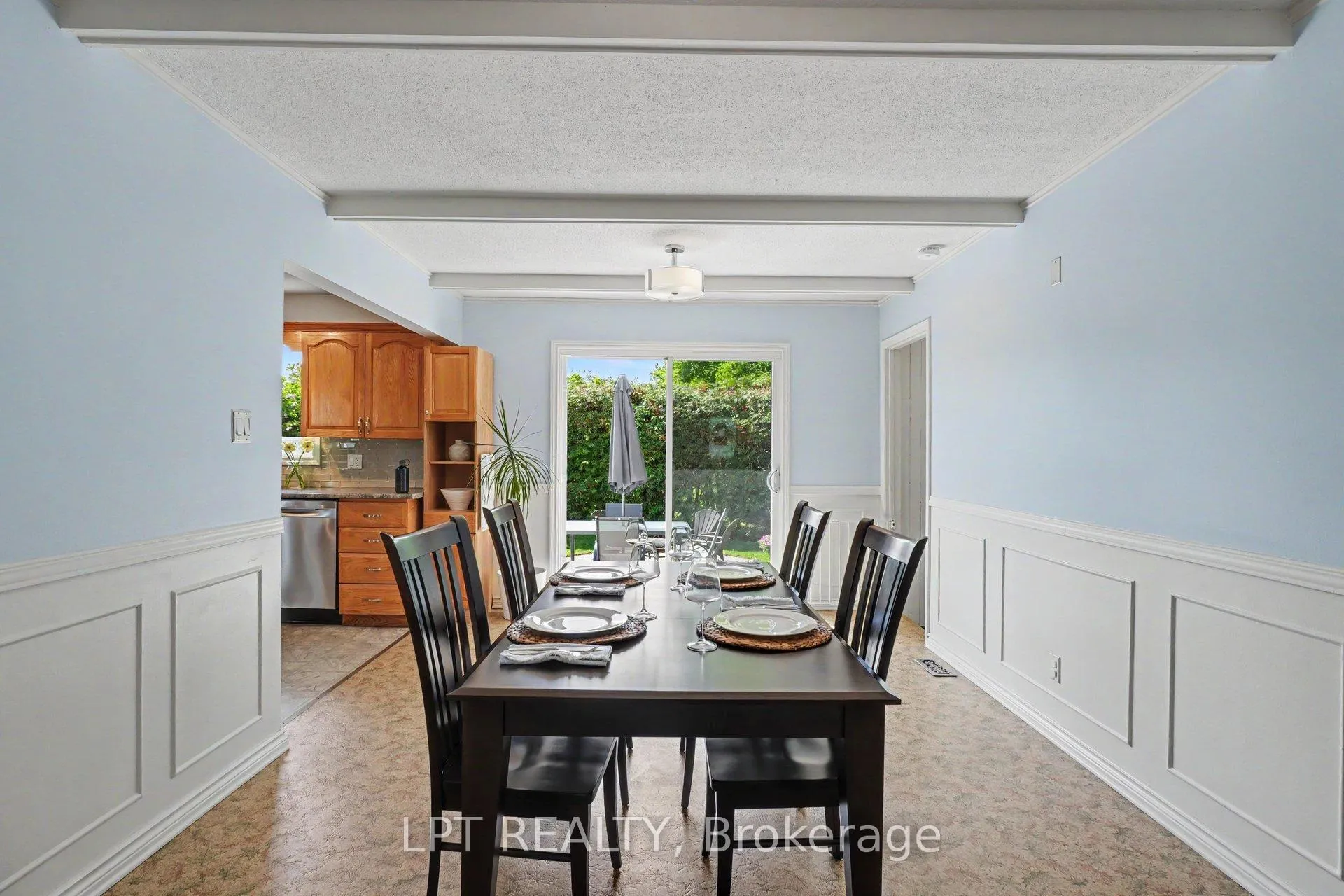 Photo 10 of 39 Hadley Circle, Ottawa, Bells Corners — HOMEH