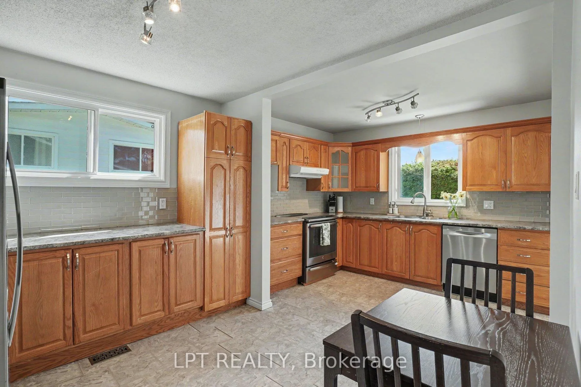 Photo 11 of 39 Hadley Circle, Ottawa, Bells Corners — HOMEH