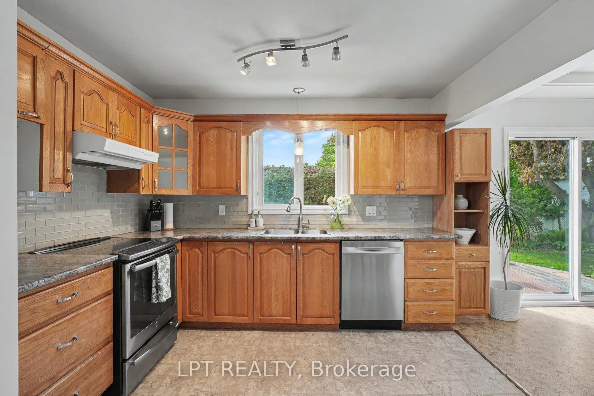 Photo 12 of 39 Hadley Circle, Ottawa, Bells Corners — HOMEH