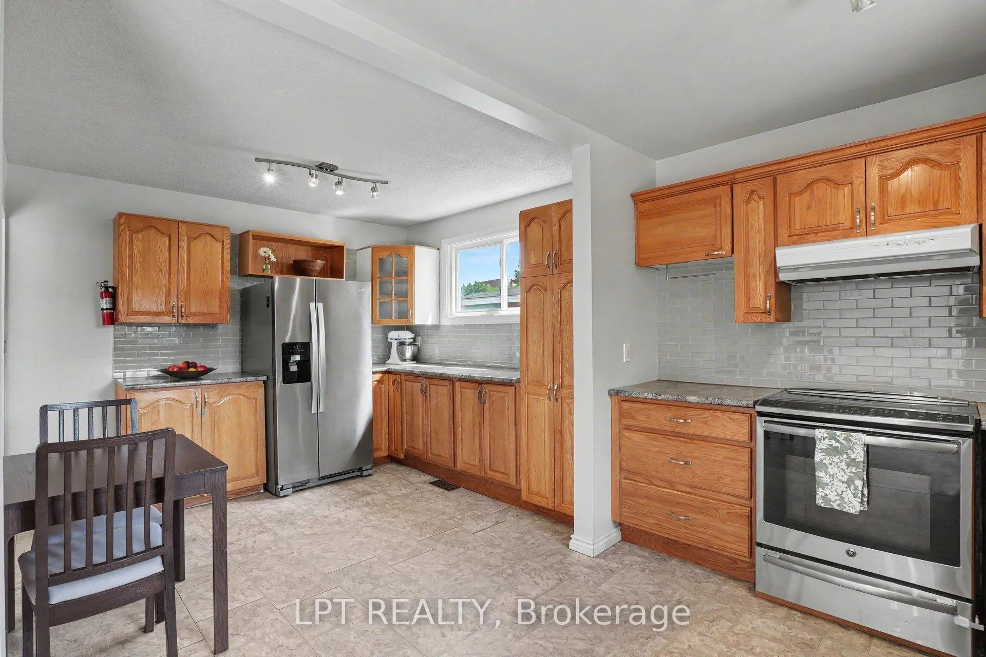 Photo 13 of 39 Hadley Circle, Ottawa, Bells Corners — HOMEH
