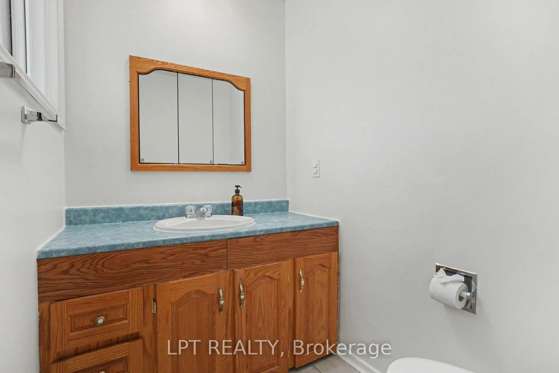 Photo 14 of 39 Hadley Circle, Ottawa, Bells Corners — HOMEH