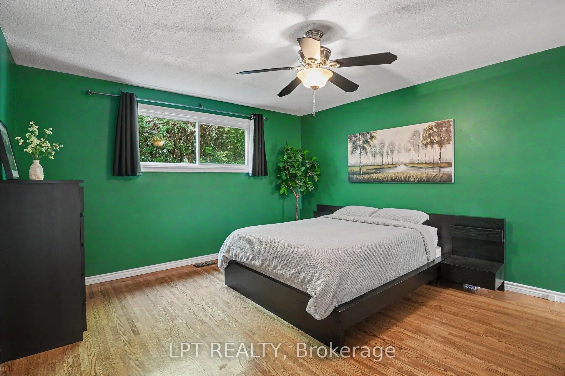Photo 15 of 39 Hadley Circle, Ottawa, Bells Corners — HOMEH