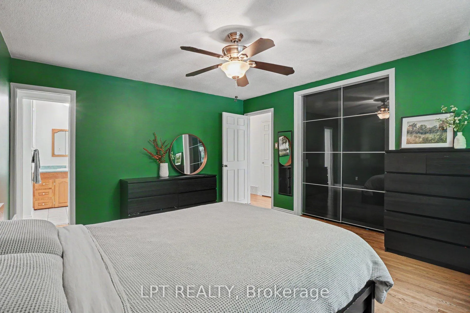 Photo 16 of 39 Hadley Circle, Ottawa, Bells Corners — HOMEH