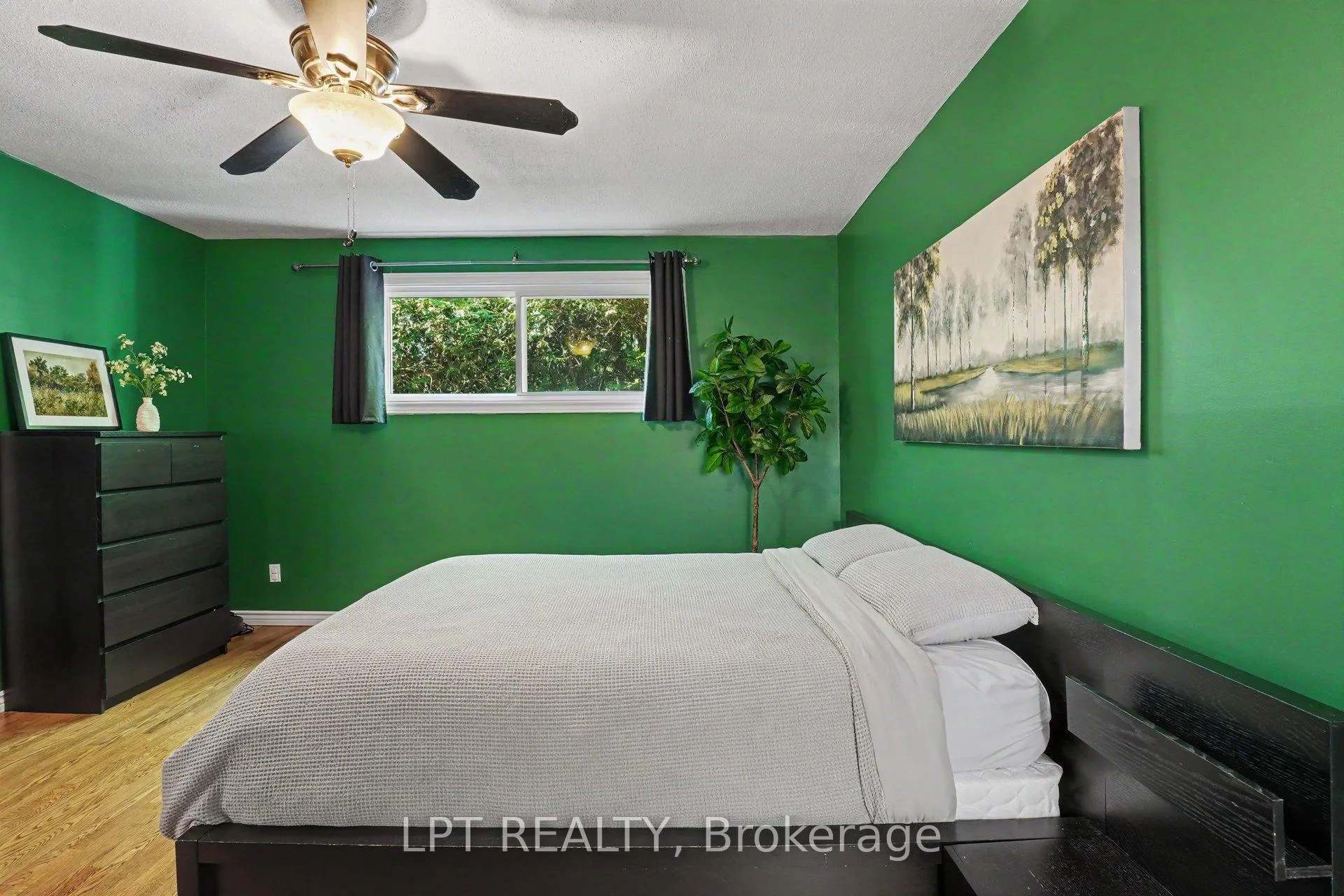 Photo 17 of 39 Hadley Circle, Ottawa, Bells Corners — HOMEH