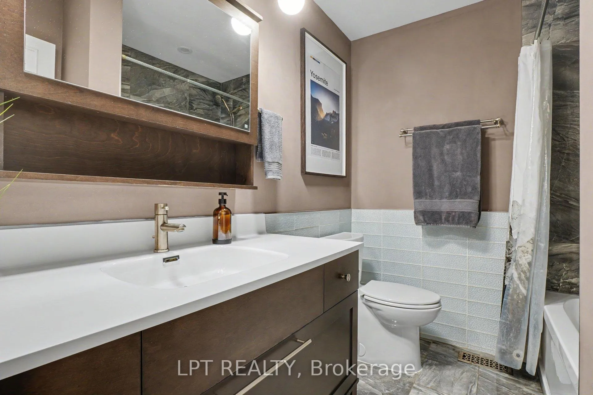 Photo 18 of 39 Hadley Circle, Ottawa, Bells Corners — HOMEH