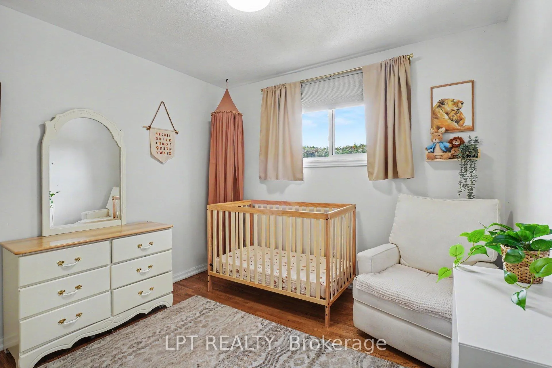 Photo 19 of 39 Hadley Circle, Ottawa, Bells Corners — HOMEH