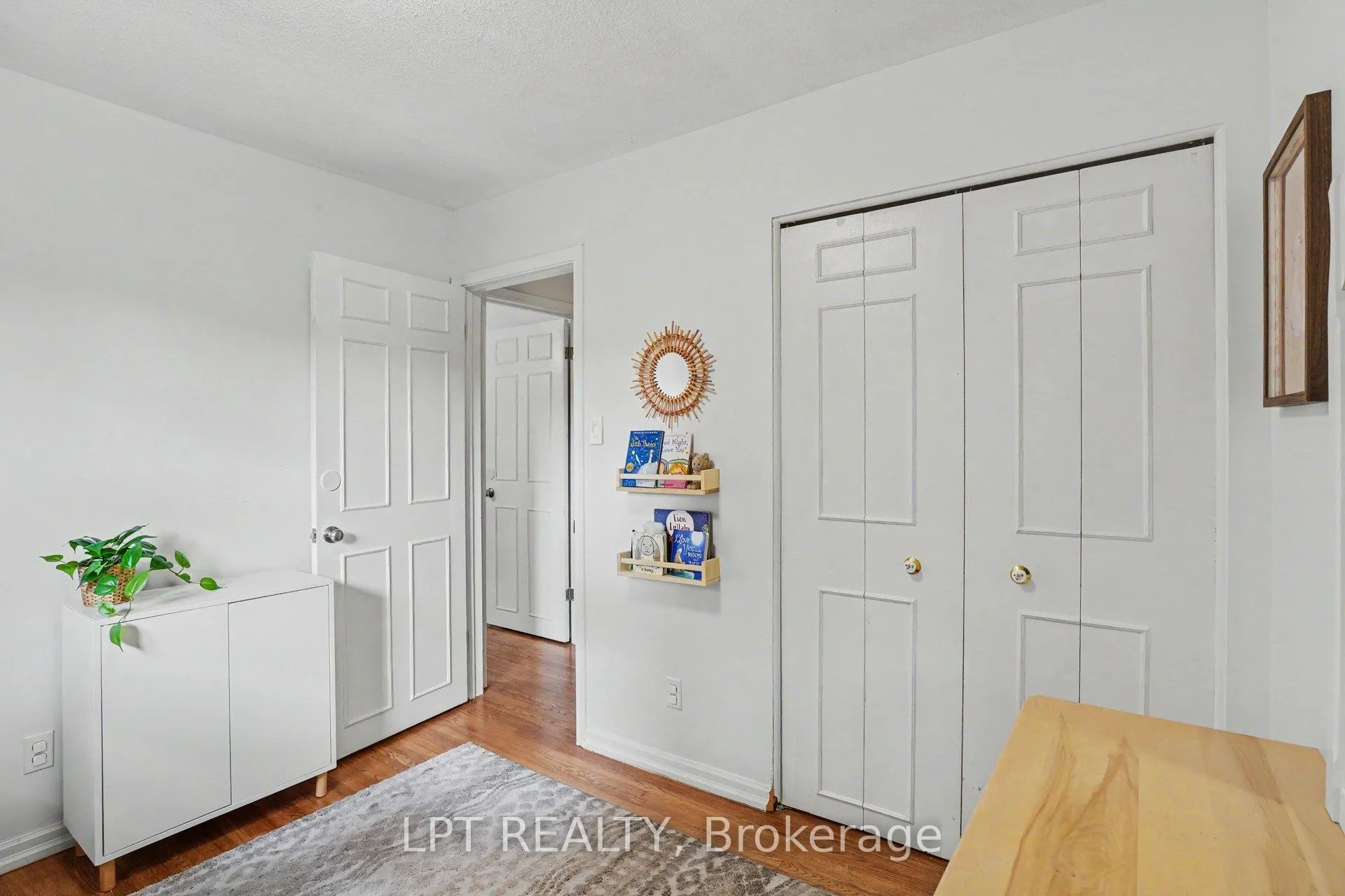 Photo 20 of 39 Hadley Circle, Ottawa, Bells Corners — HOMEH