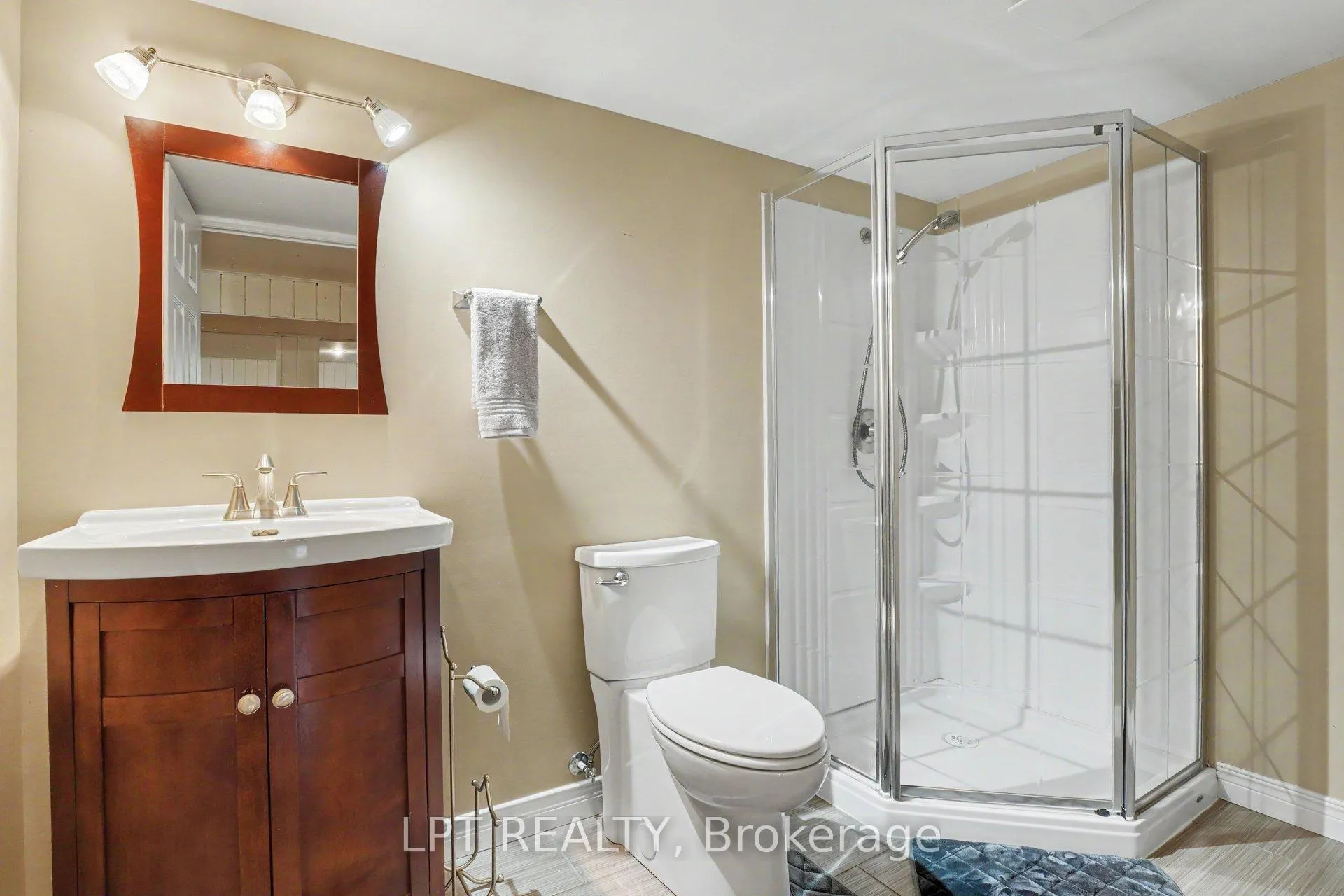 Photo 28 of 39 Hadley Circle, Ottawa, Bells Corners — HOMEH