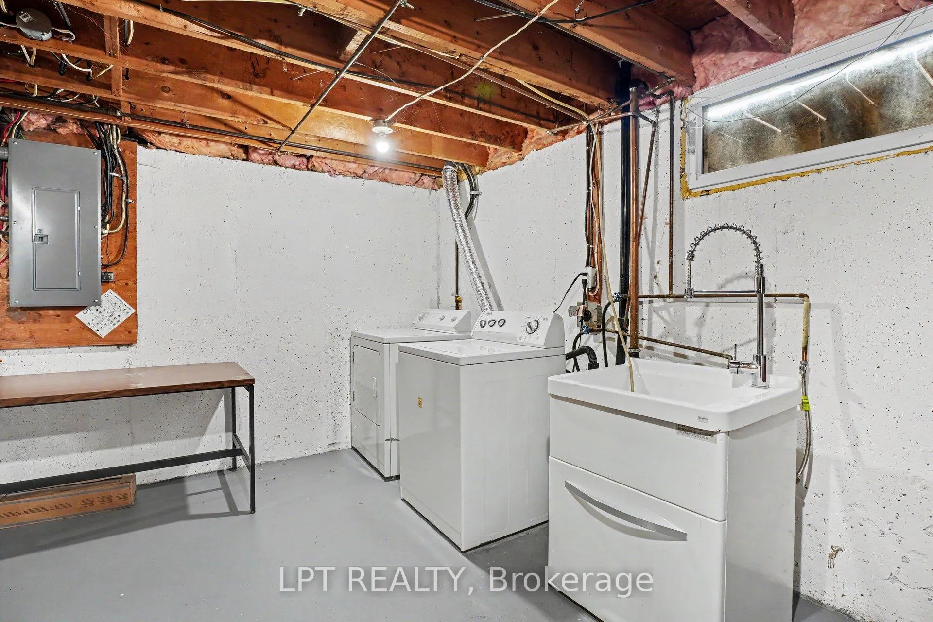Photo 29 of 39 Hadley Circle, Ottawa, Bells Corners — HOMEH